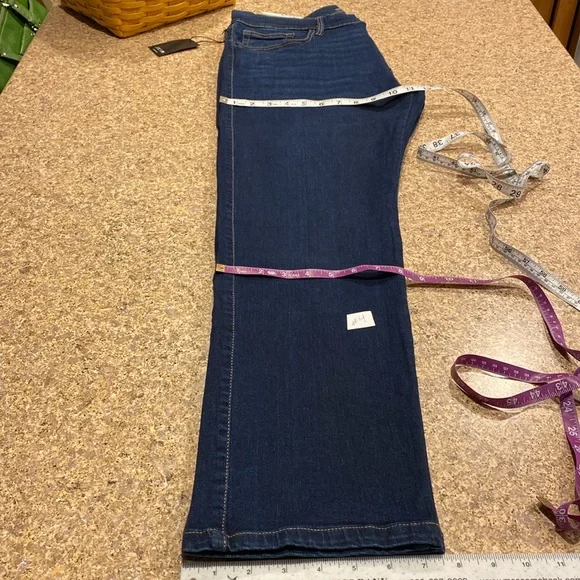 NWT Joe’s Jeans The Brixton Straight + Narrow Size 34